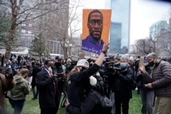 Orang-orang bersorak ketika mantan polisi Minneapolis Derek Chauvin dinyatakan bersalah membunuh George Floyd, Selasa, 20 April 2021, di Minneapolis, Minnesota.