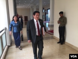 លោក យ៉ែម បុញ្ញាឬទ្ធិ អ្នកនាំពាក្យ​គណបក្ស​សង្គ្រោះ​ជាតិ ចូលរួម​កិច្ច​ប្រជុំ​គណៈកម្មាធិការ​អចិន្រ្តៃយ៍​នៃ​សភា ដែល​ធ្វើ​ឡើង​នៅ​សភា​កាលពី​ថ្ងៃ​ទី​២៨ ខែកញ្ញា ឆ្នាំ២០១៦។ (ហ៊ុល រស្មី/VOA)
