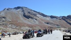 Tourists flock to the Rohtang Pass, India, Sept. 20, 2013. (Anjana Pasricha for VOA)