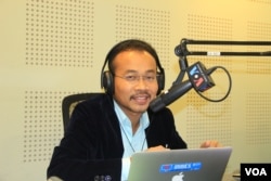 Preap Kol, Executive Director of Transparency International Cambodia, discusses “Root Causes of Cambodia’s Corruption ‘Disease’” on VOA Khmer’s Hello VOA radio call-in show, Thursday, October 8, 2015. (Lim Sothy/VOA Khmer)