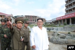 김정은 북한 국무위원장은 지난달 31일 평안남도 양덕군에 있는 관광지구 건설장을 현지 지도했다고 관영매체들이 전했다.