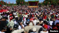 ဒေါ်အောင်ဆန်းစုကြည်ရဲ့ ဟောပြောပွဲကို လာရောက်နားထောင်ကြတဲ့ ရခိုင်ပြည်နယ်၊ သံတွဲလူထု။ (အောက်တိုဘာ ၁၇၊ ၂၀၁၅)