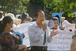 រូបឯកសារ៖ លោក រ៉ុង ឈុន ​ប្រធាន​សហភាព​សហ​ជីព​កម្ពុជា ប្រើ​មីក្រូ​និយាយ ក្នុង​អំឡុងពេល​ធ្វើ​បាតុកម្ម​មួយ​ក្នុងជម្លោះ​រវាង​កម្មករ និង​ម្ចាស់​រោងចក្រ ​នៅ​ក្បែរ​គេហដ្ឋាន​របស់​លោក​នាយករដ្ឋមន្ត្រី​ ហ៊ុន សែន ក្នុង​រាជធានី​ភ្នំពេញ​ ថ្ងៃ​ទី២៩ ខែកក្កដា ឆ្នាំ២០២០។ (AP)