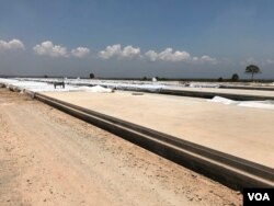 សំណង់ផ្លូវ​សម្រាប់​ការចុះចត​របស់​យន្តហោះ ដែល​មាន​ប្រវែង​៣២០០​ម៉ែត្រ នៅ​ព្រលាន​យន្តហោះ​របស់​ក្រុមហ៊ុន​ចិន Union Development Group (UDG) ក្នុង​ខេត្តកោះកុង។ ព្រលាន​យន្តហោះ​មួយ​នេះ នឹង​ត្រូវ​បញ្ចប់​ការស្ថាបនា​នៅ​ក្នុង​ខែឧសភា ឆ្នាំ២០២០។ (ស៊ុន ណារិន/VOA)