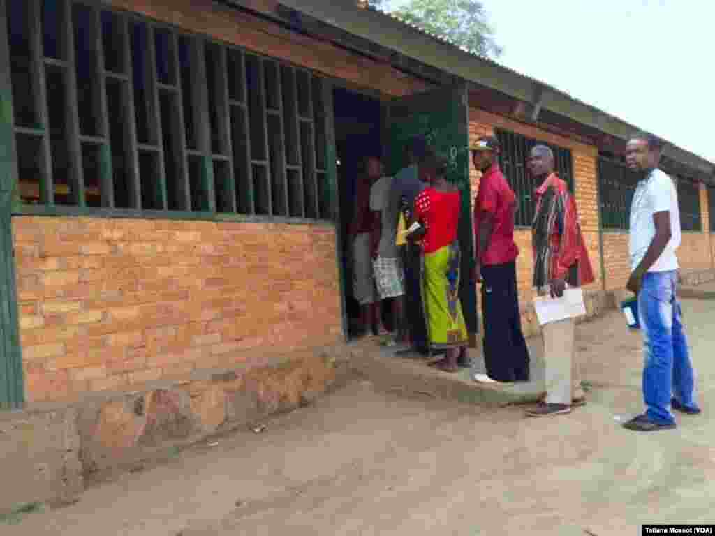 Dans le quartier Combattant de Bangui, le vote a commencé avec 15 minutes de retard, et on note très peu de participation alors qu'il s'agit d'un des grands centres de vote de la ville. (VOA Afrique/Tatiana Mossot)