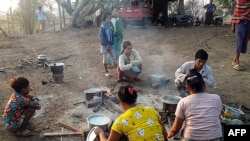 တောတောငျထဲထှကျပွေးနကွေတဲ့ ကနီဒသေခံရှာသားမြား
(မေ/၇/၂၀၂၁)