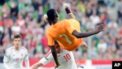 Victorien Angban de la Côte d’Ivoire tente une bicyclette face à Zoltan Gera de la Hongrie au cours d’un match amical à Budapest, Hongrie, 20 2016. 