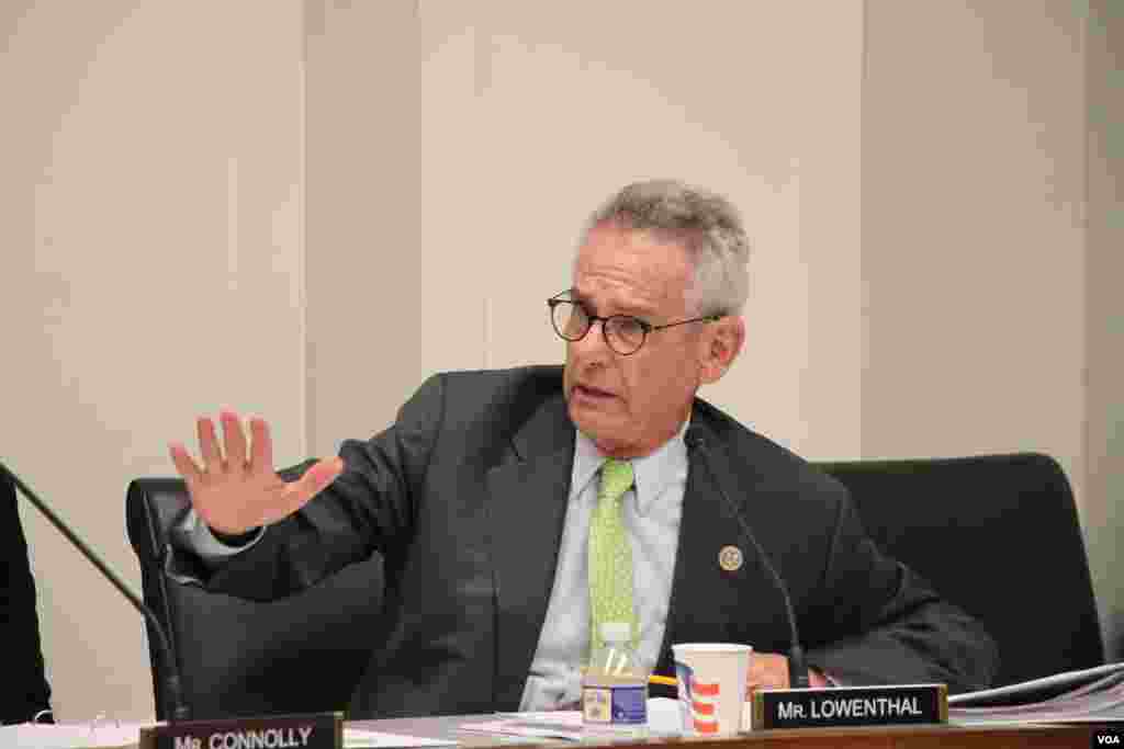 Congressman Alan Lowenthal (D-CA), chairman of the Cambodian caucus in the US House of Representatives, spoke at the open hearing on “Cambodia's Descent: Policies to Support Democracy and Human Rights” on Tuesday December 12, 2017 at the Rayburn House Office Building. (Sreng Leakhena/VOA Khmer) 