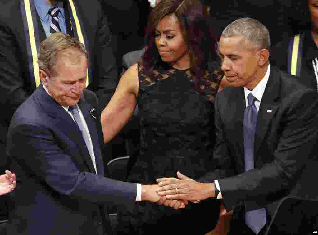 Shugaba Barack Obama Ya Karrama 'Yan Sanda Biyar a Dallas.