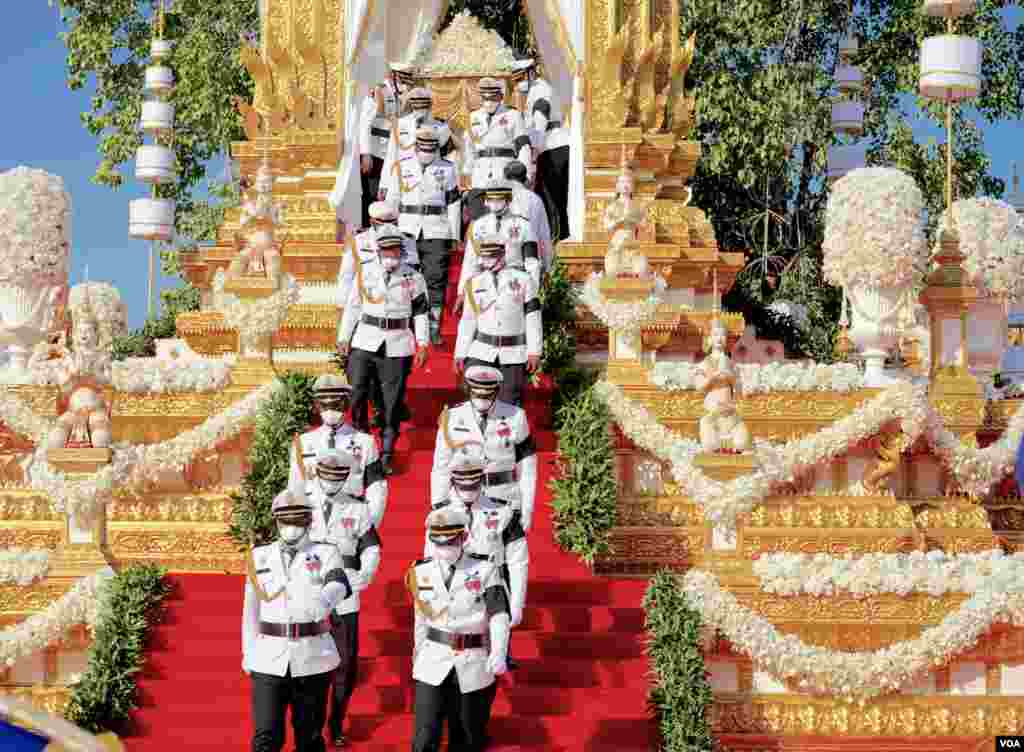 ពិធីបូជាព្រះសពរបស់សម្តេចក្រុមព្រះ នរោត្តម រណឫទ្ធិ នៅវាលព្រះមេរុ មុខវត្តបុទមវតី រាជធានីភ្នំពេញ ថ្ងៃទី៨ ខែធ្នូ ឆ្នាំ២០២១។ (ខាន់ សុគុំមនោ/វីអូអេ)