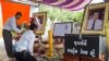 ប្រជាពលរដ្ឋ​អុជធូប​គោរព​វិញ្ញាណក្ខន្ធ​លោក​បណ្ឌិត​ កែម ឡី​ អ្នកវិភាគ​កិច្ច​អភិវឌ្ឍន៍​សង្គម​​នៅស្រុក​ត្រាំកក់ ខេត្ត​តាកែវ នៅ​ថ្ងៃ​សៅរ៍ ទី​១៣ ខែសីហា ឆ្នាំ​២០១៦​។​ (ឡេង ឡែន/VOA) 