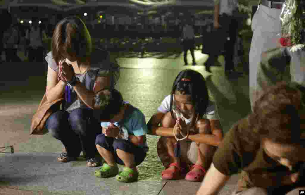 Warga berdoa bagi para korban serangan bom atom di Hiroshima Peace Memorial Park (6/8).&nbsp;(AP/Shizuo Kambayashi)