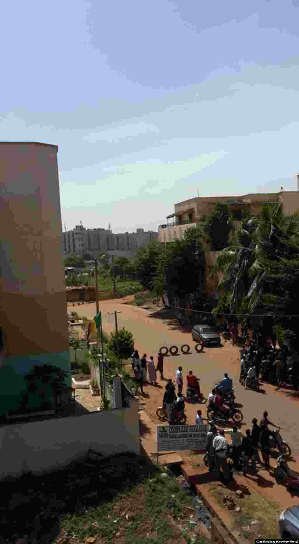 Quelques personnes dans une rue de Bamako près de l&#39;hôtel Radisson attaqué, Mali, 20 novembre 2015. (crédit : King Massassy)