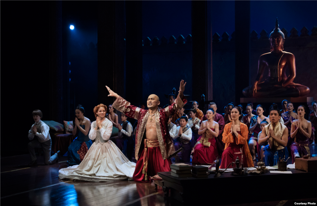 Para istri dan anak-anak raja dalam adegan &quot;The King and I.&quot; (Paul Kolnik)