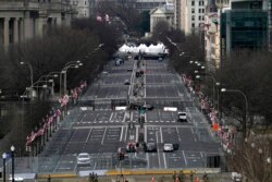 Jalan-jalan termasuk jalan Pennsylvania Avenue di dekat Gedung Capitol ditutup menjelang gladi bersih upacara pelantikan Presiden, Senin (18/1).
