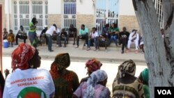 Des partisans du maire de la ville, Khalifa Sall, attendent devant la cour suprême, Dakar, Sénégal, 20 juillet 2017. (S. Christensen/VOA)