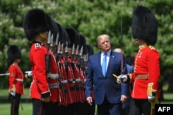 Presiden Trump menginspeksi Pasukan Pengawal Kehormatan.