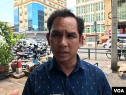 រូបឯកសារ៖ លោក អំ សំអាត មន្រ្តីជាន់ខ្ពស់ផ្នែកអង្កេតនៃអង្គការការពារសិទ្ធិមនុស្សលីកាដូ ផ្តល់សម្ភាសន៍ដល់អ្នកសារព័ត៌មាន នៅខាងមុខសាលាដំបូងរាជធានីភ្នំពេញ ក្រោយចេញពីសាលសវនាការ ថ្ងៃទី២៦ ខែកក្កដា ឆ្នាំ២០១៩។ (កាន់ វិច្ឆិកា/VOA)