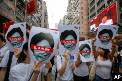 Para demonstran menuntut Kepala Eksekutif Hong Kong Carrie Lam agar mengundurkan diri, dalam aksi Minggu (9/6).