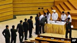 လွှတ်တော်တွင်း ဖွဲ့စည်းပုံပြင်ဆင်ရေး ထောက်ခံ၊ မထောက်ခံ မဲခွဲဆုံးဖြတ်ဖို့ တပ်မတော်သားကိုယ်စားလှယ်တွေ မဲပေးနေကြစဉ် 