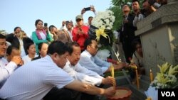 លោក រ៉ុង ឈុន ប្រធាន​សហភាព​សហជីព​កម្ពុជា និង​លោក ជា ប៉ូច អតីត​តំណាងរាស្រ្ត​គណបក្ស​ប្រឆាំង កំពុង​អុជធូប និង​គោរព​វិញ្ញាណ​ក្ខន្ធ​ លោក ជា វិជ្ជា អតីត​ប្រធាន​សហជីព​សេរីកម្មករ​ ដែល​ត្រូវ​បាន​គេ​បាញ់​សម្លាប់​កាល​ពី​១៥​ឆ្នាំ​មុន នៅ​ខាងមុខ​រូប​សំណាក​របស់​លោក។ (កាន់ វិច្ឆិកា/VOA)
