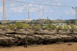 Seorang tentara Israel berjalan di dekat perbatasan dengan Jalur Gaza di Israel selatan, Jumat, 21 Mei 2021. (AP)