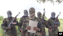 Un porte-parole militaire des Shababs fait une déclaration au sud de Mogadiscio, le 19 octobre 2011