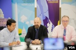 លោក​ ប៉ូ​ អេង ទីប្រឹក្សា EducationUSA ក្នុង​ស្ថានទូត​សហរដ្ឋ​អាមេរិក​ លោក Arend Zwartjes មន្រ្តី​ទំនាក់ទំនង​កិច្ច​ការ​សាធារណៈ​នៃ​ស្ថានទូត​សហរដ្ឋ​អាមេរិក​និង​លោក Christopher Degnan មន្រ្តី​គ្រប់គ្រង​គម្រោង​ក្នុង​តំបន់​អាស៊ី​អាគ្នេយ៍​នៃ​ក្រសួង​ការបរទេស​អាមេរិក​ថ្លែង​ទៅកាន់​អ្នកសារព័ត៌មាន​ អំឡុង​ការ​សម្ពោធ​មជ្ឈមណ្ឌល​អាមេរិកាំង​ដែល​ស្ថិត​នៅ​ក្នុង​ស្ថានទូត​សហរដ្ឋ​អាមេរិក​ក្នុងរាជធានី​ភ្នំពេញ​ ​ប្រទេស​កម្ពុជា។ (ទុំ ម្លិះ/VOA)