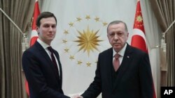 Presiden Turki Recep Tayyip Erdogan berjabat tangan dengan Jared Kushner (kiri), penasihat senior Presiden AS Donald Trump sebelum memulai pertemuan di Istana Kepresidenan di Ankara, Turki, 27 Februari 2019. 