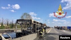 Bus yang dibakar oleh sopirnya, Ousseynou Sy, warga Italia keturunan Senegal berusia 47 tahun, dekat Milan, Rabu (20/3).