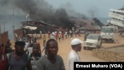 Le bateau m/v mudekera prend feu au port privé du groupe Ginki Petroleum à Uvira, Sud-Kivu, RDC, le 30 aout 2017. (VOA/Ernest Muhero)