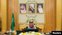 Raja Arab Saudi Salman bin Abdulaziz Al Saud memimpin pertemuan kabinet di Riyadh, Arab Saudi, 12 Desember 2017.