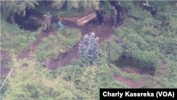 Photo d'un drone montrant selon les FARDC, des militaires rwandais en territoire congolais dans le parc de Virunga, dans le Nord-Kivu, le 13 février 2018. (VOA/Charly Kasereka)