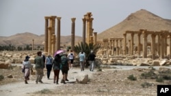 แฟ้มภาพ - นักท่องเที่ยวเยี่ยมชมเมืองประวัติศาสตร์ พัลไมรา (Palmyra) ในซีเรีย เมื่อวันที่ 11 พ.ค. 2023