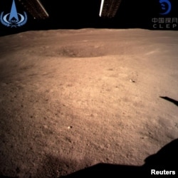 Foto permukaan bulan (yang tidak tampak dari Bumi) yang dikirim oleh pesawat antarika China Chang'e-4, 4 Januari 2019.