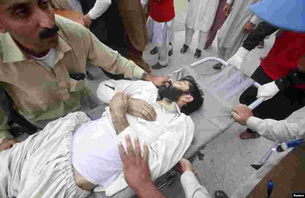 پشاور کے لیڈی ریڈنگ اسپتال میں کئی زخمی افراد کو لایا گیا۔