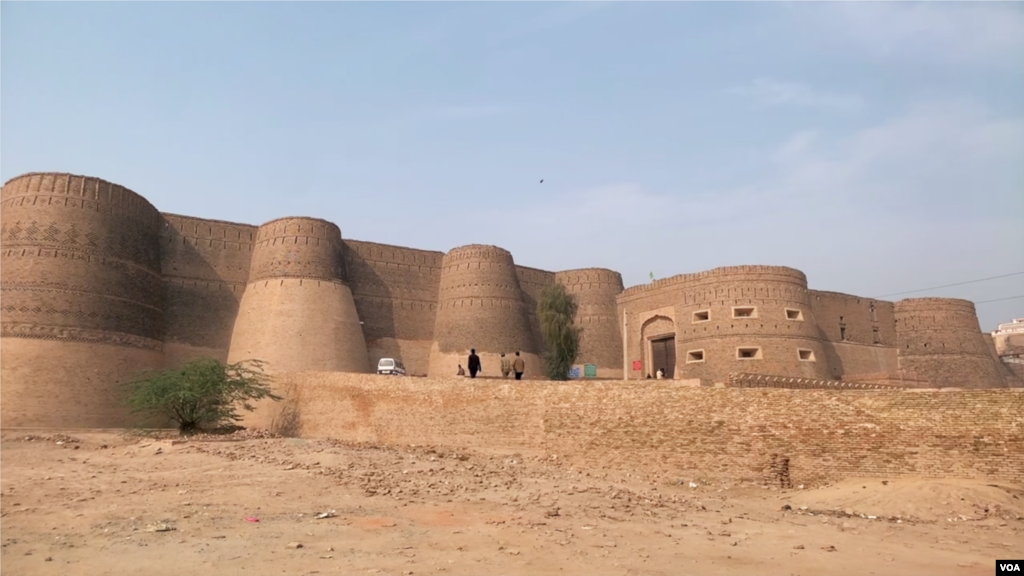 قلعے کے چاروں اطراف دائرے نما برج موجود ہیں جن کی کُل تعداد 40 ہے۔