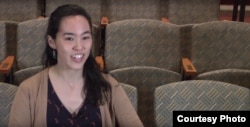 អ្នកស្រី Lauren Yee អ្ន​កនិពន្ធសាច់រឿងល្ខោន​ដែល​ឈ្នះពានរង្វាន់ បាន​ផ្តល់​បទសម្ភាសន៍ដល់ក្រុមហ៊ុន​សិល្បៈល្ខោន អំពីល្ខោននិយាយ «ក្រុមភ្លេងសម័យខ្មែរ»។ (រូបថតដកស្រង់ពីវីដេអូរបស់ South Coast Repertory)
