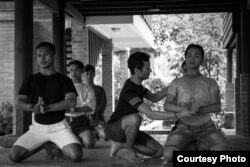 គ្រូ​បង្រៀន​របាំ​លោក Prumsodun Ok តម្រែតម្រង់ចលនា​បត់បែន​របស់​ក្រុម​របាំ​របស់​លោក​ អំឡុងពេល​ហាត់សម​មួយ។ រូបថត​ពី​ខេត្ត​សៀមរាប កាល​ពី​ថ្ងៃ​ទី១៤ ខែ​កក្កដា ឆ្នាំ​២០១៧។ (រូបថត៖ Enric Contreras)