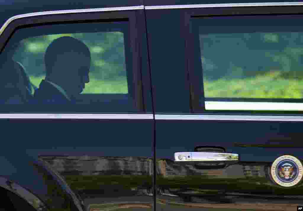 President Barack Obama departs the White House en route to Arlington National Cemetery where he will lay a wreath at the Tomb of the Unknowns during a Memorial Day ceremony, May 25, 2015.