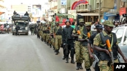 Militer Uganda melakukan patroli di ibukota Kampala pasca ancaman serangan teror (foto: dok).