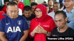 Sri Puguh Budi Hutami selaku Direktur Jenderal Pemasyarakatan kemenkuham RI di Lapas Kelas IIA memperlihatkan dua dari tiga narapidana yang di vonis hukuman seumur hidup yang memilih kembali secara sukarela ke dalam Lapas. (Foto: VOA/Yoanes Litha)