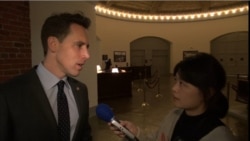 资料照片:美国联邦参议员霍利接受美国之音采访。(2019年11月18日)