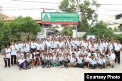 សមាជិក​គណបក្ស​ប្រជាធិបតេយ្យ​មូលដ្ឋាន​ ក្នុង​ពិធី​ជួបជុំ​មួយ​នៅ​ទីស្នាក់ការ​កណ្ដាល​គណបក្ស ​កាល​ពី​ឆ្នាំ២០១៧។ ​(រូបថត​ផ្ដល់​ឱ្យ)​