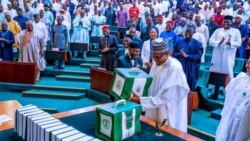 Lokacin da shugaba Buhari ya ajiye kasafin kudin 2022 a gaban majalisa (Facebook/Femi Adesina)