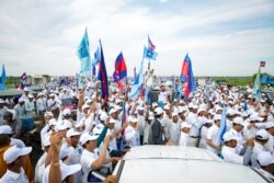 រូបឯកសារ៖ ទិដ្ឋភាព​ទូទៅ​ថ្ងៃ​ដំបូងនៃយុទ្ធនាការ​ឃោសនា​រក​សំលេងឆ្នោត​របស់​គណបក្សសង្គ្រោះ​ជាតិ​ ​ដែលមាន​សកម្មជន​ និង​អ្នកគាំទ្រជា​ច្រើន​ពាន់នាក់​ចូលរួម នៅរាជ​ធានីភ្នំពេញ​ ថ្ងៃទី​ ២០​ ខែ​ឧសភា​ ឆ្នាំ២០១៧។ (ខាន់​ សុគុំ​មនោ​/VOA)