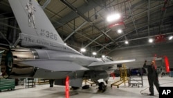 F-16 fighter jet ikiwa katika hema la matengenezo South Burlington, Vermont, Marekani Dec. 17, 2012.