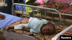 ARSIP - Seorang anak yang menderita kerusakan otak akbat meningitis yang menyerang syaraf otak tampak di bangsal stabilisasi yang dioperasikan oleh organisasi Save the Children di Maiduguri, Nigeria (foto: REUTERS/Afolabi Sotunde)