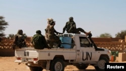 Des Casques bleus tchadiens patrouillent à Aguelhok, au Mali, le 24 janvier 2014.