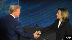 Bivši predsjednik Donald Trump i potpredsjednica Kamala Harris se rukuju na početku predsjedničke debate u Filadelfiji, 10 septembra 2024. 